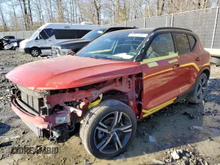 2021 Volvo XC40 R-Design with VIN YV4162UM2M2462305, listed as a Copart auction lot 42974065 with 24,827 mi miles and Salvage Title. Bid and sale history available at carsss.com. Image 1.