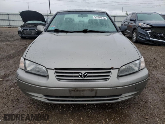 1997 Toyota Camry LE z VIN 4T1BG22K6VU106916, wystawiony jako Copart lot #56707935 z przebiegiem 235 517 mil mil oraz Szkoda całkowita • Salvage title. Historia ofert i sprzedaży dostępna na DreamBid. Obrazek 5.
