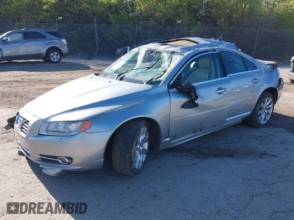 2013 Volvo S80 T6 with VIN YV1902AH1D1166710, listed as a IAAI auction lot 41994484 with 116,000 mi miles. Bid and sale history available at carsss.com. Image 2.