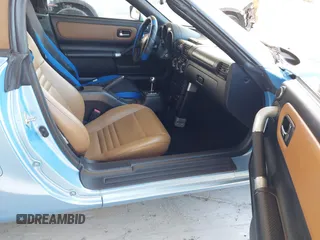 2003 Toyota MR2 z VIN JTDFR320130057360, wystawiony jako IAAI lot #41696384 z przebiegiem 52 621 mil mil oraz . Historia ofert i sprzedaży dostępna na DreamBid. Obrazek 5.