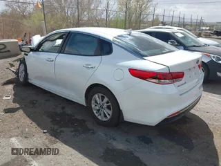 2016 Kia Optima LX z VIN KNAGT4L30G5095415, wystawiony jako IAAI lot #41964937 z przebiegiem 67 303 mil mil oraz . Historia ofert i sprzedaży dostępna na DreamBid. Obrazek 3.