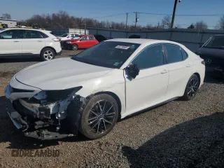 2022 Toyota Camry SE z VIN 4T1G11AK4NU039204, wystawiony jako Copart lot #48370055 z przebiegiem 53 888 mil mil oraz Szkoda całkowita • Salvage title. Historia ofert i sprzedaży dostępna na DreamBid. Obrazek 1.