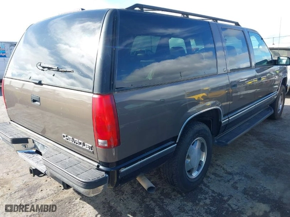 1997 Chevrolet Suburban with VIN 1GNFK16RXVJ439165, listed as a IAAI auction lot 41796768 with 131,020 mi miles. Bid and sale history available at carsss.com. Image 4.