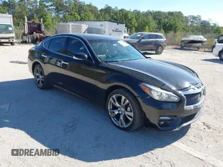 2015 Infiniti Q70 z VIN JN1BY1AR5FM560329, wystawiony jako IAAI lot #41875638 z przebiegiem 96 081 mil mil oraz . Historia ofert i sprzedaży dostępna na DreamBid. Obrazek 1.