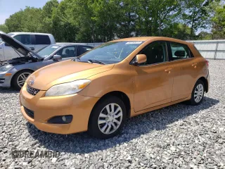 2010 Toyota Matrix S z VIN 2T1LE4EE6AC017323, wystawiony jako Copart lot #60793615 z przebiegiem 179 987 mil mil oraz Czysty tytuł • Clean title. Historia ofert i sprzedaży dostępna na DreamBid. Obrazek 1.