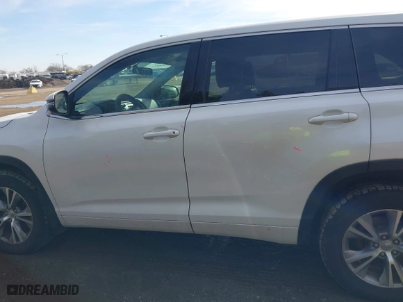 2015 Toyota Highlander LE with VIN 5TDBKRFHXFS172501, listed as a IAAI auction lot 41591131 with 108,000 mi miles. Bid and sale history available at carsss.com. Image 14.