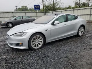 2017 Tesla Model S 100D z VIN 5YJSA1E20HF190126, wystawiony jako Copart lot #60087655 z przebiegiem 42 025 mil mil oraz Szkoda całkowita • Salvage title. Historia ofert i sprzedaży dostępna na DreamBid. Obrazek 1.