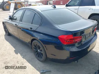 2016 BMW 3 Series 320i xDrive z VIN WBA8A3C51GK689115, wystawiony jako IAAI lot #41933558 z przebiegiem 69 625 mil mil oraz . Historia ofert i sprzedaży dostępna na DreamBid. Obrazek 3.