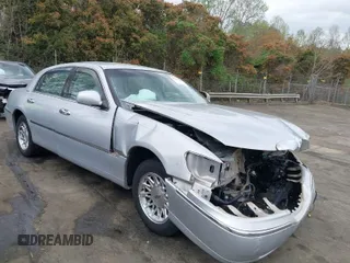 1999 Lincoln Town Car Signature z VIN 1LNFM82W6XY608644, wystawiony jako IAAI lot #41922386 z przebiegiem Nie podano mil oraz . Historia ofert i sprzedaży dostępna na DreamBid. Obrazek 1.