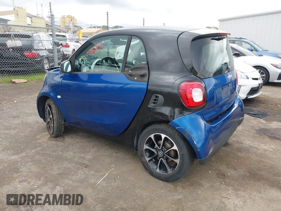 2016 Smart fortwo Passion z VIN WMEFJ5DA8GK059871, wystawiony jako IAAI lot #41624917 z przebiegiem 90 906 mil mil oraz . Historia ofert i sprzedaży dostępna na DreamBid. Obrazek 3.