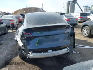 2022 Tesla Model Y Long Range z VIN 7SAYGDEE6NA013757, wystawiony jako IAAI lot #41364867 z przebiegiem 33 621 mil mil oraz . Historia ofert i sprzedaży dostępna na DreamBid. Obrazek 17.