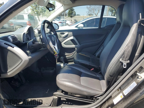 2009 Smart fortwo Pure z VIN WMEEJ31X79K272757, wystawiony jako Copart lot #54772585 z przebiegiem 100 977 mil mil oraz Szkoda całkowita • Salvage title. Historia ofert i sprzedaży dostępna na DreamBid. Obrazek 7.