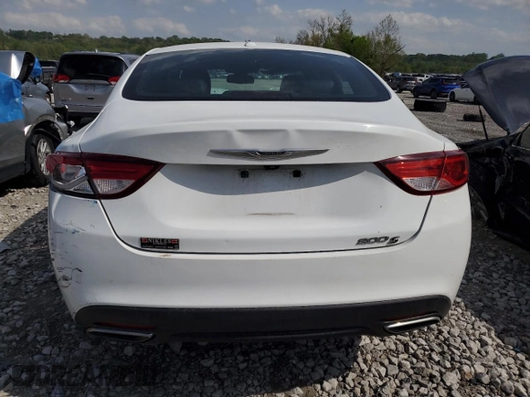 2015 Chrysler 200 S z VIN 1C3CCCBG1FN557242, wystawiony jako Copart lot #54767335 z przebiegiem 62 946 mil mil oraz Szkoda całkowita • Salvage title. Historia ofert i sprzedaży dostępna na DreamBid. Obrazek 6.