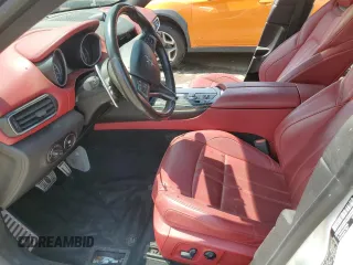 2018 Maserati Levante GranSport z VIN ZN661XUSXJX259582, wystawiony jako Copart lot #56030025 z przebiegiem Nie podano mil oraz Czysty tytuł • Clean title. Historia ofert i sprzedaży dostępna na DreamBid. Obrazek 7.