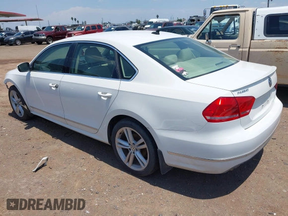 2014 Volkswagen Passat SEL Premium z VIN 1VWCN7A37EC077905, wystawiony jako IAAI lot #42421674 z przebiegiem 83 889 mil mil oraz . Historia ofert i sprzedaży dostępna na DreamBid. Obrazek 3.