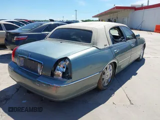 2004 Lincoln Town Car Ultimate z VIN 1LNHM83W74Y688961, wystawiony jako IAAI lot #42222464 z przebiegiem 132 780 mil mil oraz . Historia ofert i sprzedaży dostępna na DreamBid. Obrazek 4.