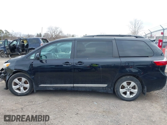 2018 Toyota Sienna LE Auto Access Seat with VIN 5TDKZ3DC8JS929730, listed as a IAAI auction lot 41898547 with 88,043 mi miles. Bid and sale history available at carsss.com. Image 14.