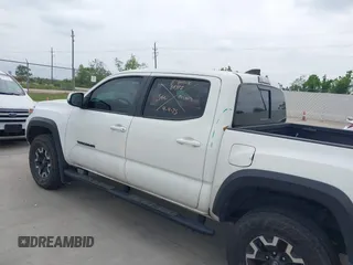 2022 Toyota Tacoma SR z VIN 3TMCZ5AN7NM493268, wystawiony jako IAAI lot #42041593 z przebiegiem 100 589 mil mil oraz . Historia ofert i sprzedaży dostępna na DreamBid. Obrazek 6.
