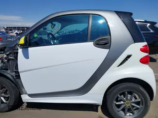 2014 Smart fortwo Pure z VIN WMEEJ3BA3EK741265, wystawiony jako IAAI lot #42185357 z przebiegiem 56 753 mil mil oraz . Historia ofert i sprzedaży dostępna na DreamBid. Obrazek 14.