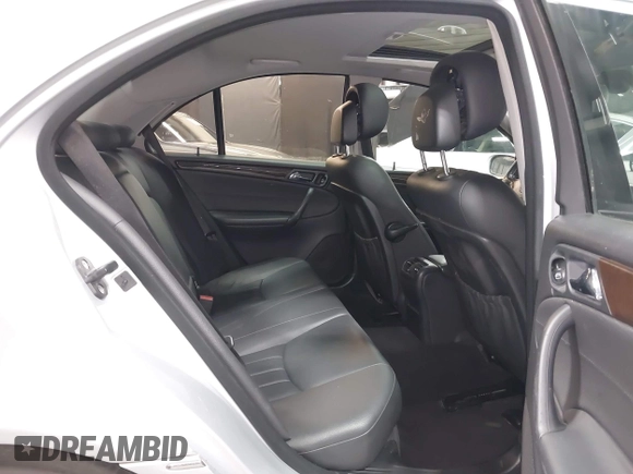 2007 Mercedes-Benz C 280 Luxury z VIN WDBRF92H07F912730, wystawiony jako IAAI lot #42359196 z przebiegiem 138 429 mil mil oraz . Historia ofert i sprzedaży dostępna na DreamBid. Obrazek 8.