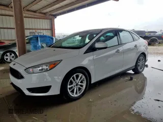 2018 Ford Focus SE z VIN 1FADP3F22JL207518, wystawiony jako Copart lot #60694355 z przebiegiem 51 920 mil mil oraz Czysty tytuł • Clean title. Historia ofert i sprzedaży dostępna na DreamBid. Obrazek 1.