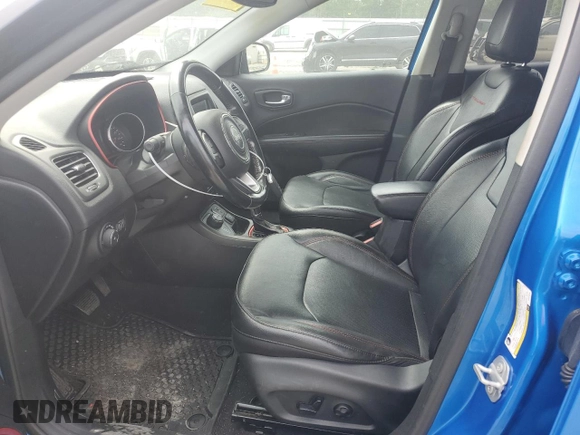 2020 Jeep Compass Trailhawk z VIN 3C4NJDDB7LT221575, wystawiony jako Copart lot #57414255 z przebiegiem 69 159 mil mil oraz Szkoda całkowita • Salvage title. Historia ofert i sprzedaży dostępna na DreamBid. Obrazek 7.