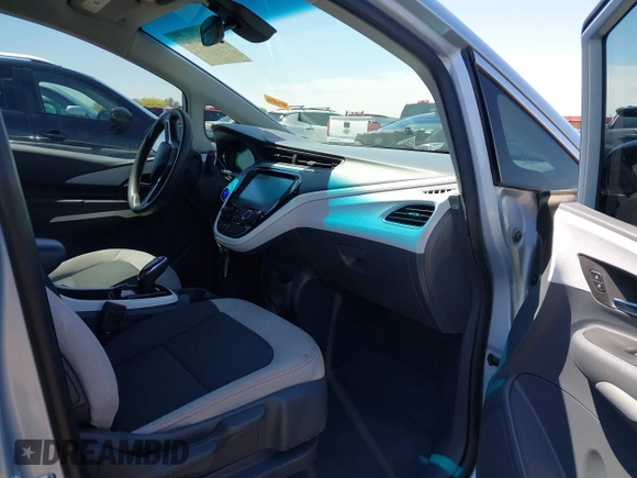 2017 Chevrolet Bolt EV LT z VIN 1G1FW6S08H4185243, wystawiony jako IAAI lot #42184763 z przebiegiem 78 347 mil mil oraz . Historia ofert i sprzedaży dostępna na DreamBid. Obrazek 5.