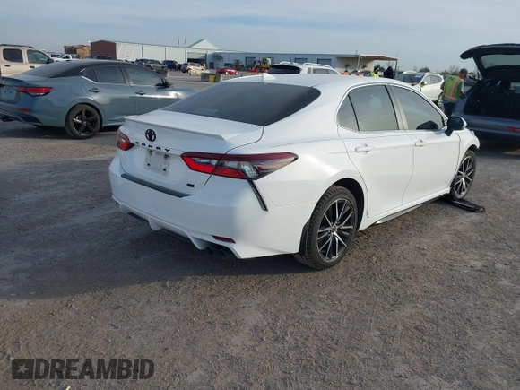 2022 Toyota Camry SE z VIN 4T1T11AK6NU622176, wystawiony jako IAAI lot #41876802 z przebiegiem 56 631 mil mil oraz . Historia ofert i sprzedaży dostępna na DreamBid. Obrazek 4.