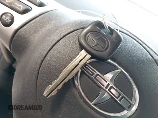 2006 Scion xA z VIN JTKKT624265011251, wystawiony jako IAAI lot #42312544 z przebiegiem 154 090 mil mil oraz . Historia ofert i sprzedaży dostępna na DreamBid. Obrazek 11.
