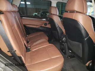 2012 BMW X5 35i z VIN 5UXZV4C5XCL767234, wystawiony jako Copart lot #64117285 z przebiegiem 187 969 mil mil oraz Czysty tytuł • Clean title. Historia ofert i sprzedaży dostępna na DreamBid. Obrazek 11.