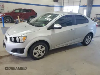 2015 Chevrolet Sonic LS z VIN 1G1JA5SH7F4171534, wystawiony jako Copart lot #52584555 z przebiegiem 161 255 mil mil oraz Czysty tytuł • Clean title. Historia ofert i sprzedaży dostępna na DreamBid. Obrazek 1.