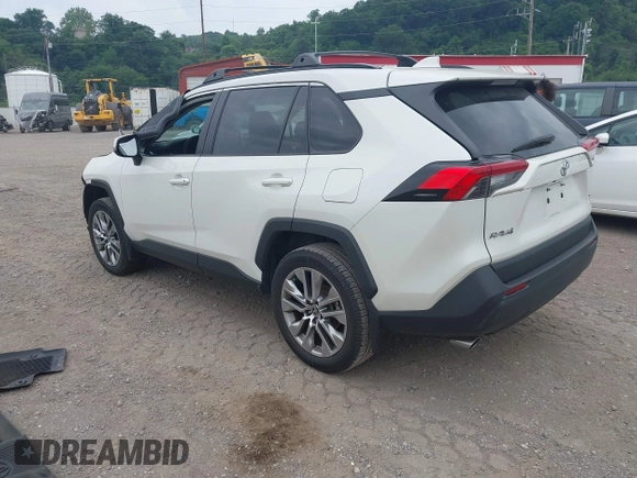 2022 Toyota RAV4 XLE Premium z VIN 2T3A1RFV4NW287421, wystawiony jako IAAI lot #42602371 z przebiegiem 59 294 mil mil oraz . Historia ofert i sprzedaży dostępna na DreamBid. Obrazek 3.