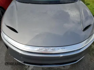 2024 Lucid Air Pure z VIN 50EA1PGA2RA005678, wystawiony jako Copart lot #73879864 z przebiegiem 1548 mil mil oraz Nie do naprawy. Historia ofert i sprzedaży dostępna na DreamBid. Obrazek 11.