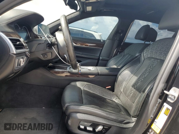 2019 BMW 7 Series M760i xDrive with VIN WBA7H6C58KG615081, listed as a Copart auction lot 59361704 with 92,769 mi miles and Salvage Title. Bid and sale history available at carsss.com. Image 7.