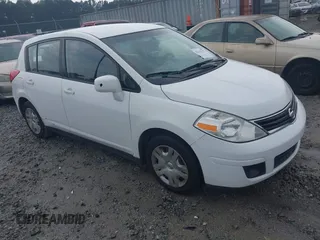 2010 Nissan Versa S z VIN 3N1BC1CP2AL455566, wystawiony jako IAAI lot #42312257 z przebiegiem 144 208 mil mil oraz . Historia ofert i sprzedaży dostępna na DreamBid. Obrazek 1.