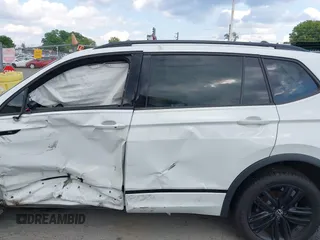 2022 Volkswagen Tiguan SE R-Line Black z VIN 3VVCB7AX3NM009759, wystawiony jako IAAI lot #39075158 z przebiegiem 51 572 mil mil oraz . Historia ofert i sprzedaży dostępna na DreamBid. Obrazek 14.