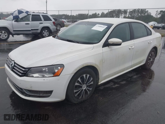 2014 Volkswagen Passat S z VIN 1VWAP7A39EC024253, wystawiony jako IAAI lot #42400664 z przebiegiem 151 628 mil mil oraz . Historia ofert i sprzedaży dostępna na DreamBid. Obrazek 2.