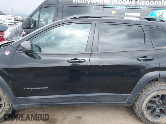 2019 Jeep Cherokee Trailhawk with VIN 1C4PJMBX6KD232515, listed as a IAAI auction lot 39495367 with 53,293 mi miles and . Bid and sale history available at DreamBid. Image 15.
