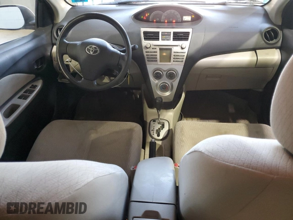 2008 Toyota Yaris z VIN JTDBT923381274987, wystawiony jako Copart lot #52081485 z przebiegiem 188 017 mil mil oraz Szkoda całkowita • Salvage title. Historia ofert i sprzedaży dostępna na DreamBid. Obrazek 8.