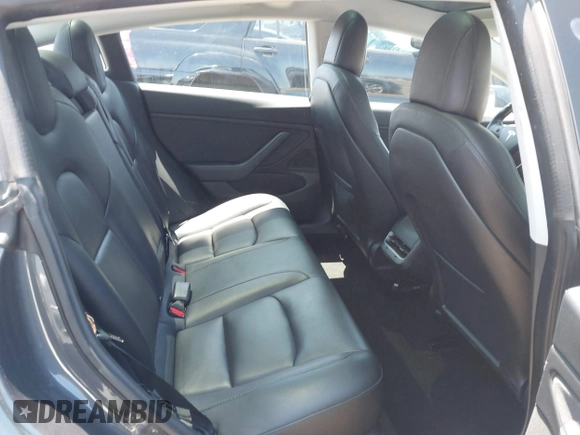 2018 Tesla Model 3 Long Range Battery z VIN 5YJ3E1EB8JF105886, wystawiony jako IAAI lot #42268190 z przebiegiem 80 917 mil mil oraz . Historia ofert i sprzedaży dostępna na DreamBid. Obrazek 8.