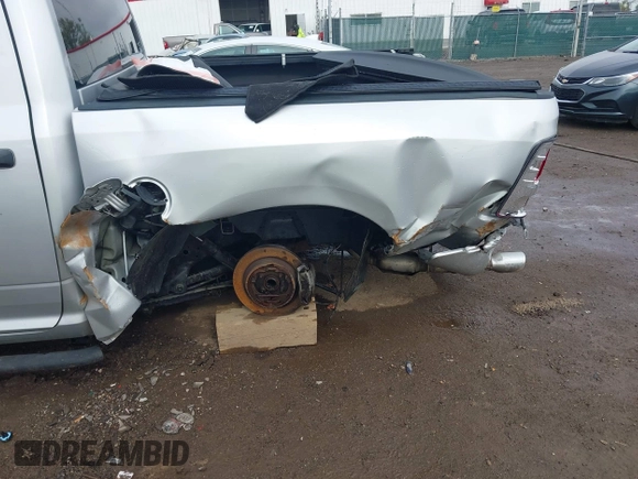 2017 Ram 1500 Express z VIN 3C6RR7KT0HG793912, wystawiony jako IAAI lot #42117201 z przebiegiem 111 728 mil mil oraz . Historia ofert i sprzedaży dostępna na DreamBid. Obrazek 6.