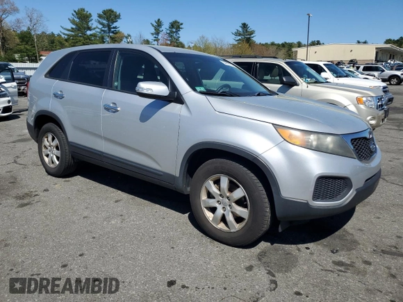 2012 Kia Sorento LX z VIN 5XYKT3A13CG229246, wystawiony jako Copart lot #54693175 z przebiegiem 161 718 mil mil oraz Czysty tytuł • Clean title. Historia ofert i sprzedaży dostępna na DreamBid. Obrazek 4.