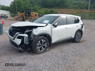 2021 Nissan Rogue SV z VIN 5N1AT3BB7MC796015, wystawiony jako IAAI lot #42310719 z przebiegiem 51 666 mil mil oraz . Historia ofert i sprzedaży dostępna na DreamBid. Obrazek 2.