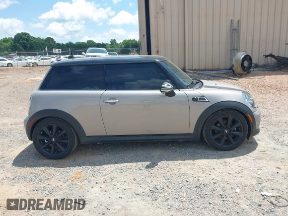 2012 MINI Hardtop z VIN WMWSU3C55CT369622, wystawiony jako IAAI lot #42458180 z przebiegiem 141 444 mil mil oraz . Historia ofert i sprzedaży dostępna na DreamBid. Obrazek 13.