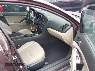 2013 Kia Optima EX z VIN 5XXGN4A71DG133275, wystawiony jako IAAI lot #42183941 z przebiegiem 173 807 mil mil oraz . Historia ofert i sprzedaży dostępna na DreamBid. Obrazek 5.