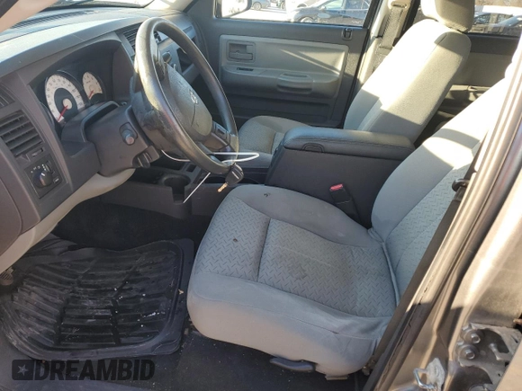 2008 Dodge Dakota SXT z VIN 1D7HW38K48S525576, wystawiony jako Copart lot #84548714 z przebiegiem 107 841 mil mil oraz Szkoda całkowita • Salvage title. Historia ofert i sprzedaży dostępna na DreamBid. Obrazek 7.
