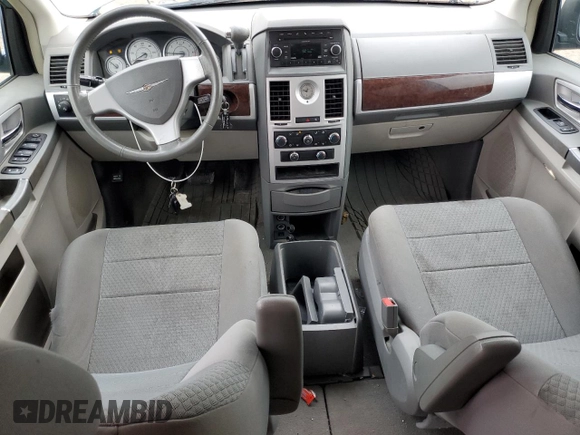 2010 Chrysler Town & Country Touring z VIN 2A4RR5D13AR404747, wystawiony jako Copart lot #57100735 z przebiegiem 220 550 mil mil oraz Szkoda całkowita • Salvage title. Historia ofert i sprzedaży dostępna na DreamBid. Obrazek 8.