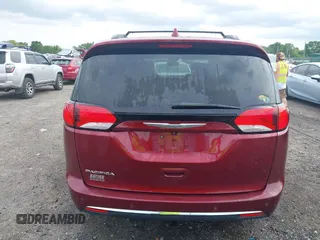 2017 Chrysler Pacifica Touring L z VIN 2C4RC1BG0HR702383, wystawiony jako IAAI lot #42124646 z przebiegiem 141 704 mil mil oraz . Historia ofert i sprzedaży dostępna na DreamBid. Obrazek 16.