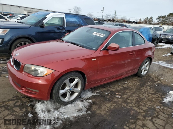 2011 BMW 1 Series 128i z VIN WBAUP9C52BVL89574, wystawiony jako Copart lot #43713545 z przebiegiem 121 819 mil mil oraz Szkody całkowita. Historia ofert i sprzedaży dostępna na DreamBid. Obrazek 1.