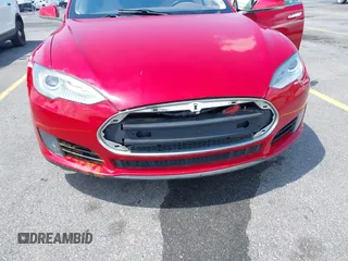 2013 Tesla Model S с VIN 5YJSA1CN9DFP09973, выставлен на аукционе IAAI как лот 42724026 с пробегом 61 546 миль миль и . История ставок и продаж доступна на DreamBid. Изображение 6.
